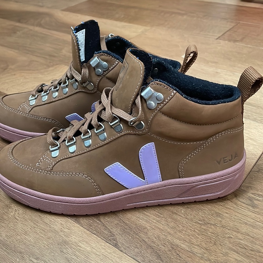 NWOB VEJA Roraima High-Top Sneakers